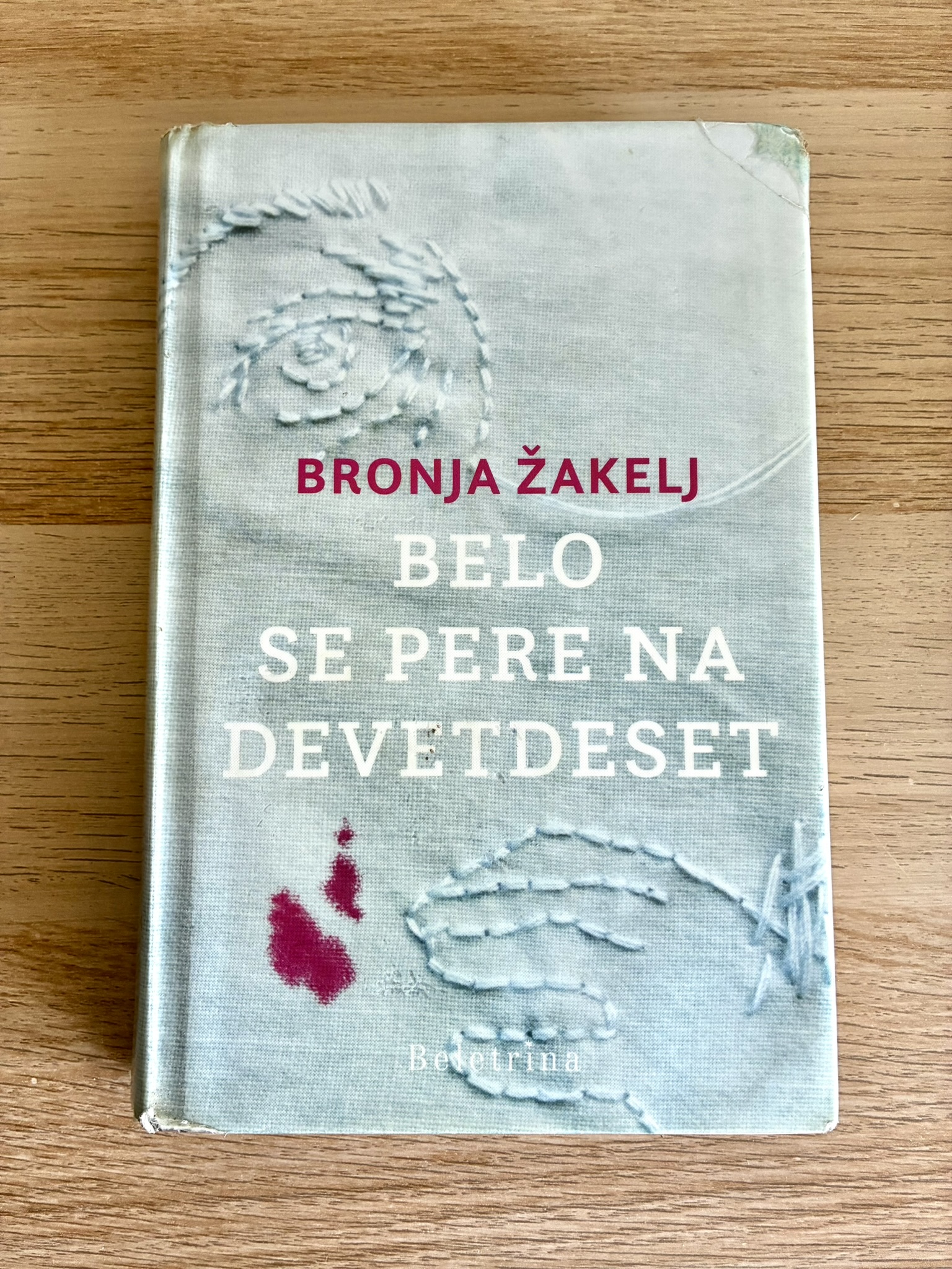 belo se pere na devetdeset